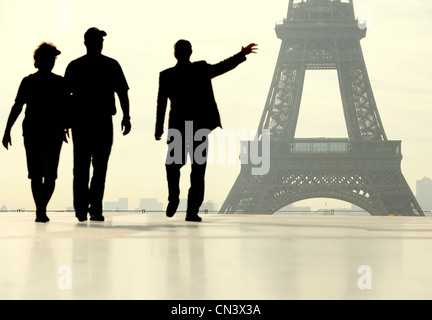 Silhouette di gente che camminava davanti alla Torre Eiffel Foto Stock