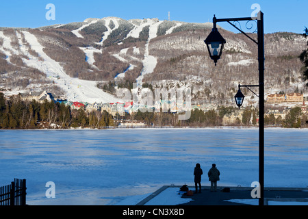 Canada, Québec provincia, regione Laurentians, Mont Tremblant, ski resort, il villaggio e le piste da sci si vede dal Tremblant Foto Stock