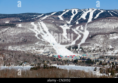 Canada, Québec provincia, regione Laurentians, Mont Tremblant, ski resort, piste da sci e il villaggio (vista aerea) Foto Stock