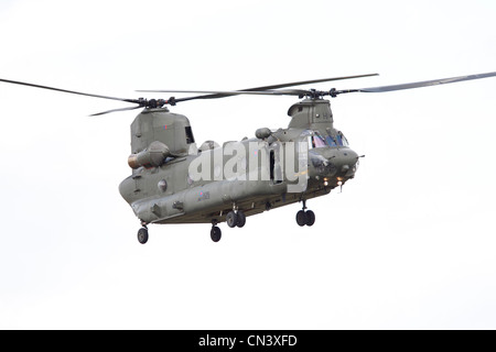 Boeing Chinook HC2, un tandem rotore elicottero Royal Air Force elicottero, RAF Waddington, Lincoln, Airshow internazionale. Una serie di varianti basata sull'esercito degli Stati Uniti di CH-47 Chinook, RAF Chinook flotta è il più grande al di fuori degli Stati Uniti. RAF Chinooks hanno visto un completo servizio di assistenza incluso combattimenti nella guerra delle Falkland, di mantenimento della pace impegni nei Balcani e azione in Iraq e Afghanistan guerre. Il Chinook HC2 aeromobili, normalmente in base a RAF Odiham, fornisce heavy-supporto per il sollevamento e il trasporto attraverso tutti i rami delle forze armate britanniche Foto Stock