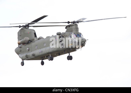 Boeing Chinook HC2, un tandem rotore elicottero Royal Air Force elicottero, RAF Waddington, Lincoln, Airshow internazionale. Una serie di varianti basata sull'esercito degli Stati Uniti di CH-47 Chinook, RAF Chinook flotta è il più grande al di fuori degli Stati Uniti. RAF Chinooks hanno visto un completo servizio di assistenza incluso combattimenti nella guerra delle Falkland, di mantenimento della pace impegni nei Balcani e azione in Iraq e Afghanistan guerre. Il Chinook HC2 aeromobili, normalmente in base a RAF Odiham, fornisce heavy-supporto per il sollevamento e il trasporto attraverso tutti i rami delle forze armate britanniche Foto Stock