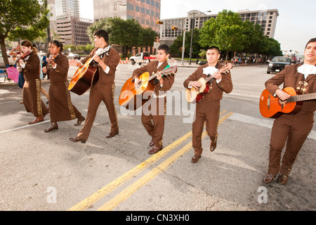 Tradizionale messicana banda Mariachi esegue durante la sfilata di Austin in Texas dopo l inaugurazione di Tejano monumento su Capitol motivi Foto Stock