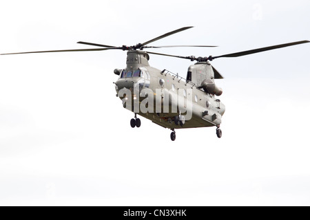 Boeing Chinook HC2, un tandem rotore elicottero Royal Air Force elicottero, RAF Waddington, Lincoln, Airshow internazionale. Una serie di varianti basata sull'esercito degli Stati Uniti di CH-47 Chinook, RAF Chinook flotta è il più grande al di fuori degli Stati Uniti. RAF Chinooks hanno visto un completo servizio di assistenza incluso combattimenti nella guerra delle Falkland, di mantenimento della pace impegni nei Balcani e azione in Iraq e Afghanistan guerre. Il Chinook HC2 aeromobili, normalmente in base a RAF Odiham, fornisce heavy-supporto per il sollevamento e il trasporto attraverso tutti i rami delle forze armate britanniche Foto Stock