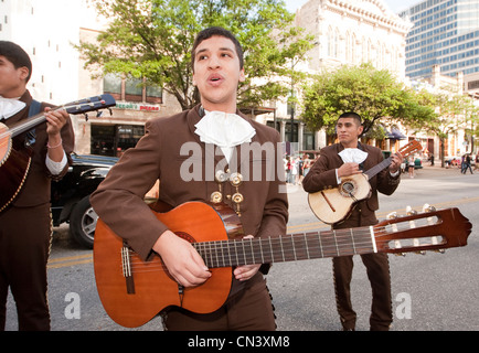 Tradizionale messicana banda Mariachi esegue durante la sfilata di Austin in Texas dopo l inaugurazione di Tejano monumento su Capitol motivi Foto Stock