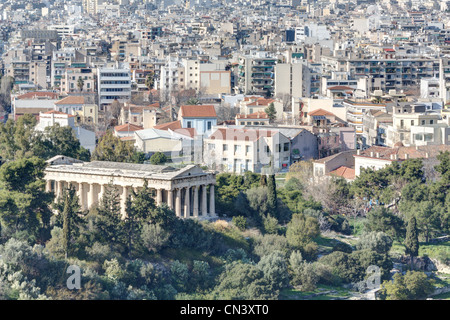 Atene come si vede dal areopago o Marte Hill con il tempio di Hephaistos in primo piano. Foto Stock