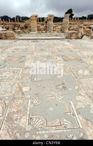 Cirene. La Libia. Vista sopra i colorati intarsi di marmo del cortile sud eventualmente la sala banchetti verso la centrale Foto Stock