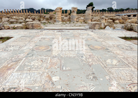 Cirene. La Libia. Vista sopra i colorati intarsi di marmo del cortile sud eventualmente la sala banchetti verso la centrale Foto Stock