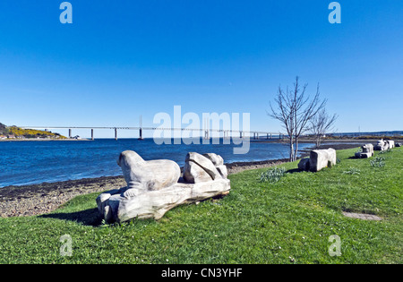 Kessock ponte che collega Inverness con la Black Isle in Scozia visto dal locale Merkinch Riserva Naturale con sculture Foto Stock