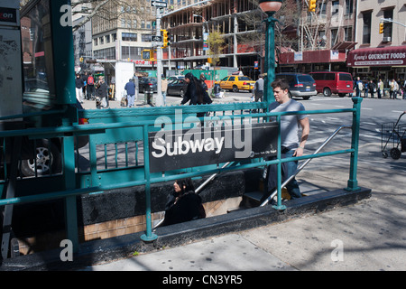 Passeggeri immettere una stazione della metropolitana di West 23rd Street e la Eighth Avenue nel quartiere di Chelsea di New York Foto Stock