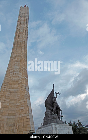 Monumento al Derg comunista giunta militare guidata da Mengitsu Haile Mariam, che ha governato l'Etiopia da 1974-1987, ad Addis Abeba Foto Stock