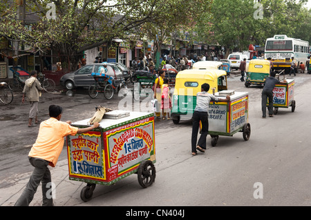 Strada trafficata in India Foto Stock