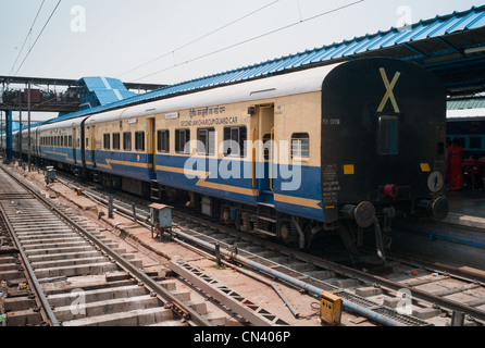 Con il treno alla stazione ferroviaria di Dehli, India Foto Stock