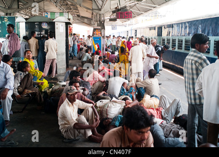 Una trafficata Stazione ferroviaria in India Foto Stock