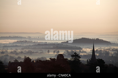 Early Morning mist nelle valli intorno a Great Malvern in aprile Foto Stock