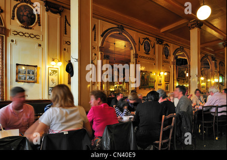 Bar Brasserie A La Mort Subite, famoso pub in stile Belle Epoque serve Geuze e Kriek birre a Bruxelles, in Belgio Foto Stock