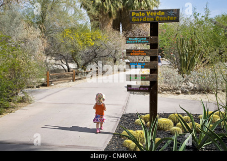 Un visitatore passeggiate nei giardini presso il Living Desert Zoo in Palm Springs, California Foto Stock