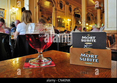 Bicchiere da birra con Kriek lambic presso il café brasserie A La Mort Subite, un pub in stile Belle Epoque a Bruxelles, in Belgio Foto Stock