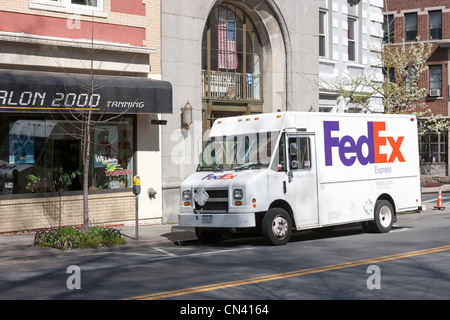 Un FedEx Express carrello effettua una distribuzione locale in Tarrytown, New York. Foto Stock