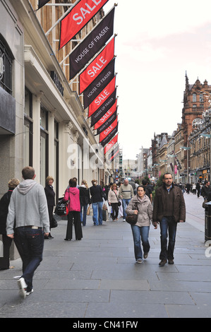 House of Fraser e vendita Bandiere adornano il negozio di fronte in un affollato Buchanan Street, Glasgow Foto Stock