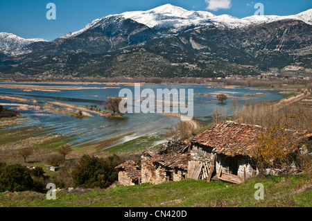 Guardando attraverso il lago Stymphalian verso il Monte Killini (La Ziria) nel sud della Corinzia, Peloponneso e Grecia. Foto Stock