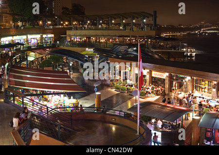Larcomar Shopping Mall di notte Situato sulla costa di Miraflores Lima, Perù Foto Stock