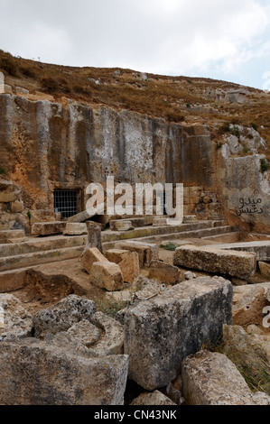 Cirene. La Libia. Molto grandi tombe di famiglia sulla necropoli settentrionale di Cirene. Tagliato a facce sulla scogliera che si affaccia sul verde Foto Stock