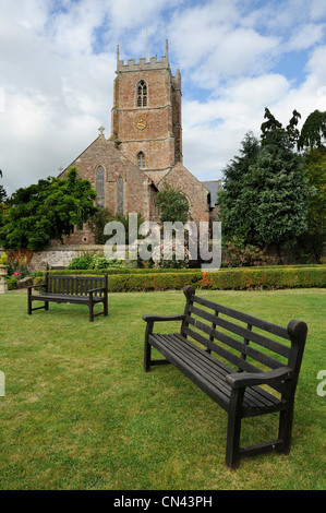 Giardino di fronte alla chiesa di San Giorgio in Dunster, Somerset, Regno Unito. Foto Stock