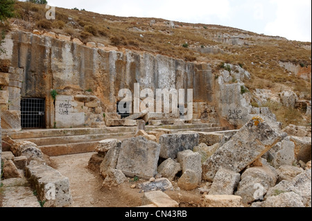 Cirene. La Libia. Molto grandi tombe di famiglia sulla necropoli settentrionale di Cirene. Tagliato a facce sulla scogliera che si affaccia sul verde Foto Stock