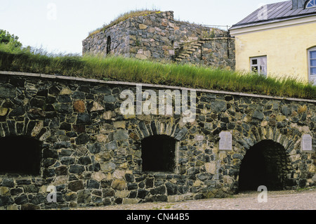 Dettagli architettonici della pietra da taglio bunker con zolla di tetti a Suomenlinna fortezza sul mare a Helsinki in Finlandia Foto Stock