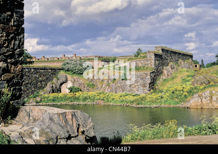 Cut-strutture di pietra e vie navigabili al Suomenlinna fortezza sul mare a Helsinki in Finlandia Foto Stock