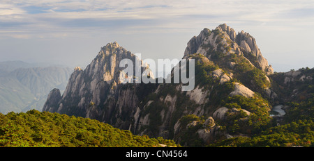 Lotus picco schermo giada tower con hotel e la città celeste picco di luminosità sulla sommità huangshan gialle di montagna la Cina Foto Stock