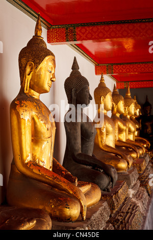 Budda seduto vicino fino statue vicino. Wat Pho tempio di Bangkok, Tailandia Foto Stock