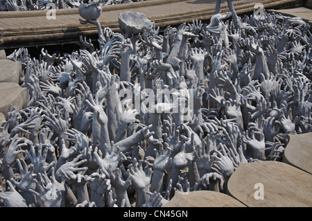 Le mani dall'inferno la scultura al Wat Rong Khun tempio, Chiang Rai, provincia di Chiang Rai, Thailandia Foto Stock