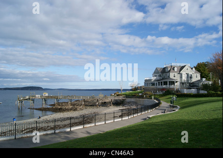 A tutta lunghezza vista del Bar Harbor Inn accanto ad una spiaggia, Bar Harbor, Maine. Foto Stock