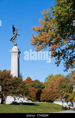 Canada, Provincia di Quebec, Montreal, Mount Royal Park, la statua dell'Angelo, l'Autunno colori foglia Foto Stock