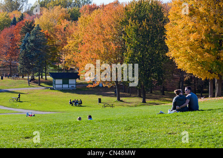 Canada, Provincia di Quebec, Montreal, Mount Royal Park, Beaver Lake, i colori dell'autunno, coppie Foto Stock