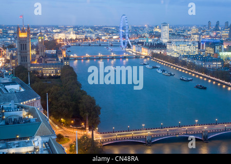 Regno Unito, Londra, vista al crepuscolo da altitudine Londra oltre a Lambeth Bridge, Westminster Abbey, al Tamigi e al London Eye Foto Stock