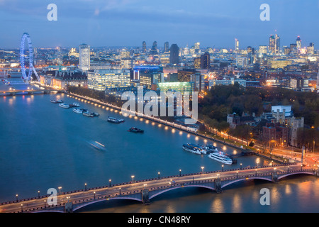 Regno Unito, Londra, vista al crepuscolo da altitudine Londra oltre a Lambeth Bridge, il Tamigi, San Paolo la cattedrale e la città Foto Stock