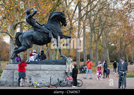 Regno Unito, London, Kensington Gardens, 1902 statua chiamata energia fisica dall'artista George Frederic Watts Foto Stock