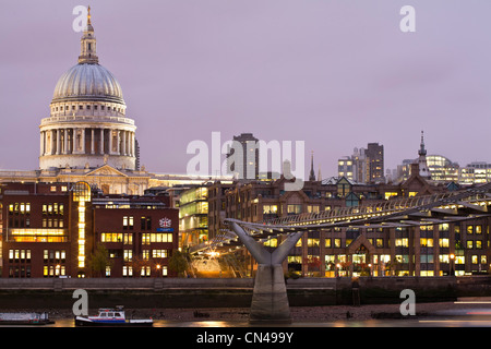 Regno Unito, Londra, Millenium Bridge dall'architetto Norman Foster aperto in 2000 con la città sullo sfondo e Saint Paul Foto Stock