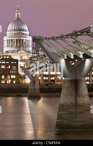 Regno Unito, Londra, Millenium Bridge dall'architetto Norman Foster aperto in 2000 con la città sullo sfondo e Saint Paul Foto Stock