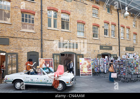 Regno Unito, Londra, Città Vecchia Spitalfields Market, mercato coperto aperto in1887, fashion shop Trafic persone Foto Stock