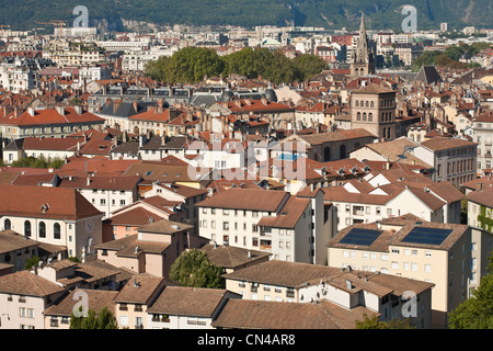 Francia, Isere, Grenoble, città vecchia con il campanile della cattedrale di Notre Dame in background, poi il campanile di St Andre Chiesa Foto Stock