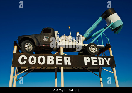 In Australia, in Sud Australia, Coober Pedy, un ventilatore, un carrello per opal mining simbolo dell'entrata di Coober Pedy Foto Stock