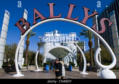 Stati Uniti, Nevada, Las Vegas, Ballys casino hotel vista dal momento che la striscia di Las Vegas Boulevard Foto Stock