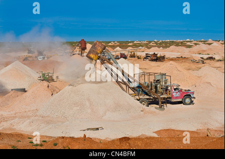 In Australia, in Sud Australia, Coober Pedy, un ventilatore, un carrello per opal mining simbolo di Coober Pedy Foto Stock