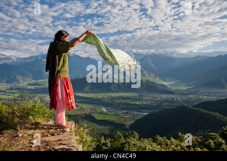 Donna nepalese holding sciarpa sul bordo scogliera Foto Stock