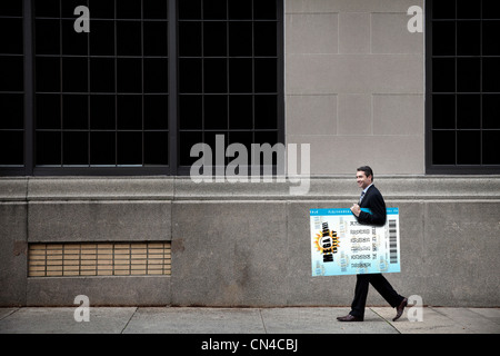 Imprenditore che trasportano grandi biglietto della lotteria Foto Stock