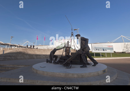 La scultura dedicata al dock originale dei lavoratori di fronte al centro espositivo Excel da Les Johnson, Londra, Inghilterra Foto Stock