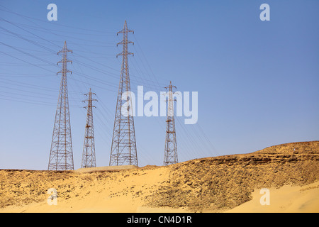 Egitto - linee ad alta tensione nei pressi di Aswan Foto Stock